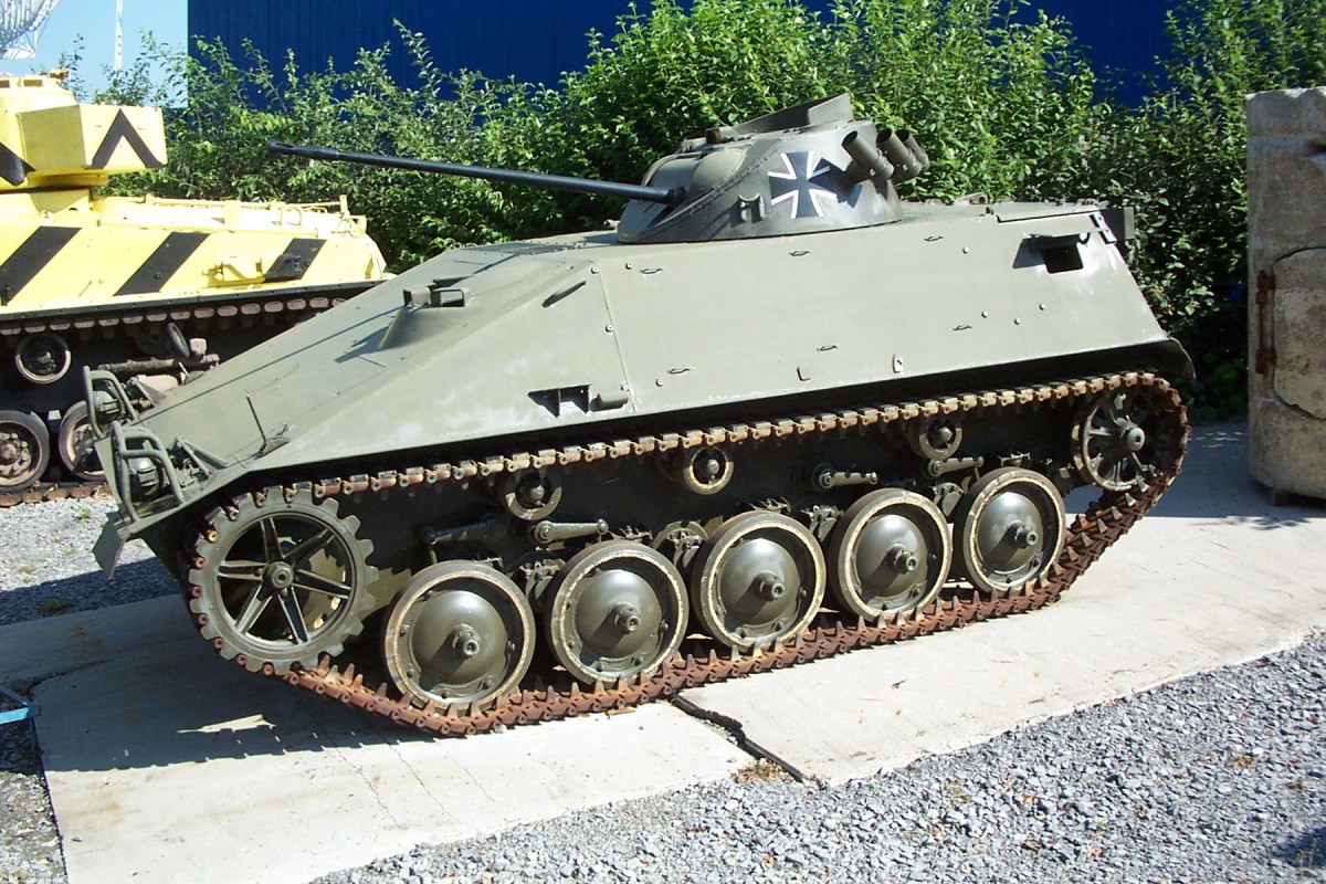 Schützenpanzer Hotchkiss im Auto und Technik Museum Sinsheim, 09.08.2004