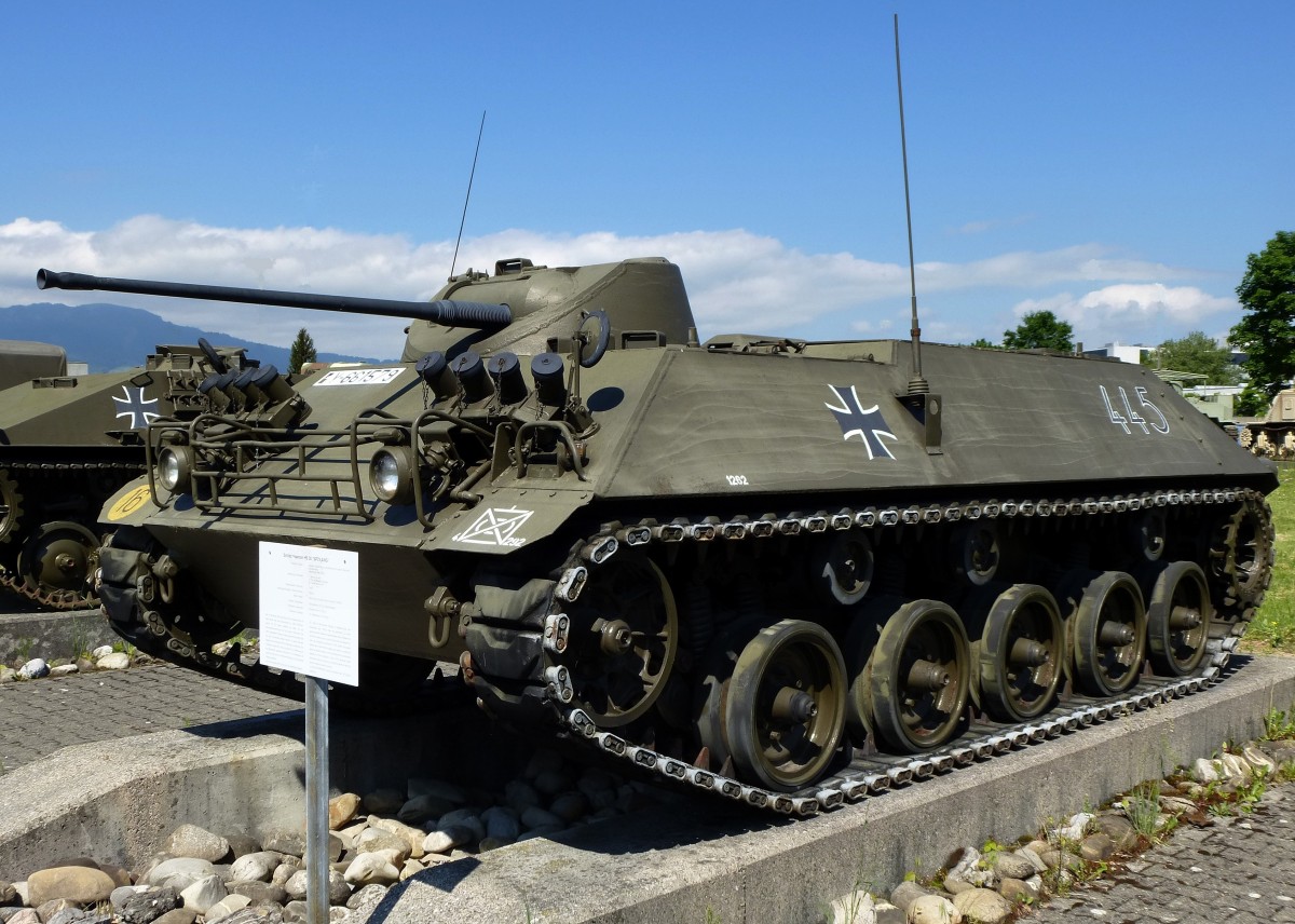 Schtzenpanzer HS30, der deutsche Panzer wurde gebaut von 1956-62, 20mm Kanone, 198PS, Vmax.58Km/h, konnte 8 Infanteristen befrdern, eingestzt bei der Deutschen Bundeswehr von 1960-69, Panzermuseum Thun, Mai 2015