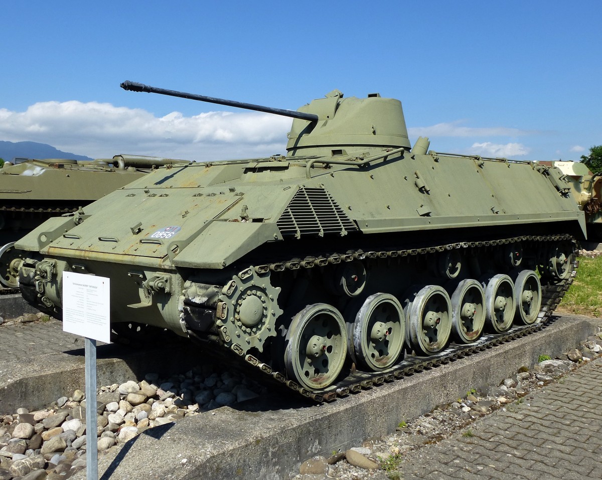 Schtzenpanzer  Tartaruga , gebaut von den Saurer-Werken in der Schweiz, Baujahr 1959, 20mm Kanone, 250PS, Vmax.60Km/h, konnte 9 Infanteristen befrdern, wurde nicht in die Schweizer Armee bernommen, Panzermuseum Thun, Mai 2015