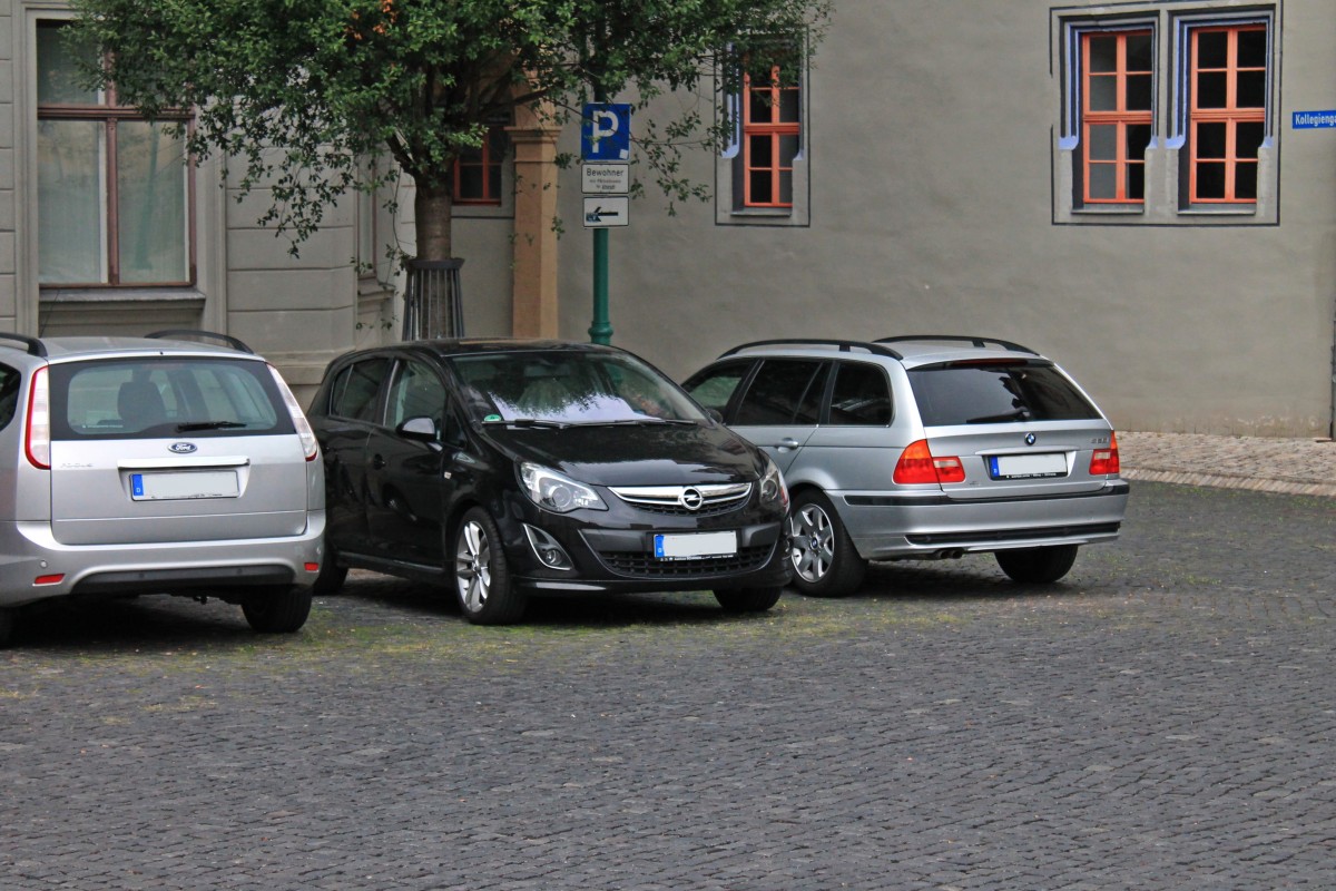 Schwarzer Opel Corsa am 08.08.2013 in der Altstadt von Weimar.