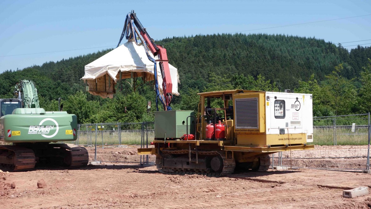 Schweissbagger von  Bohlen & Doyen  eingesetzt auf einer Baustelle in 36100 Petersberg-Marbach, Juli 2015 
