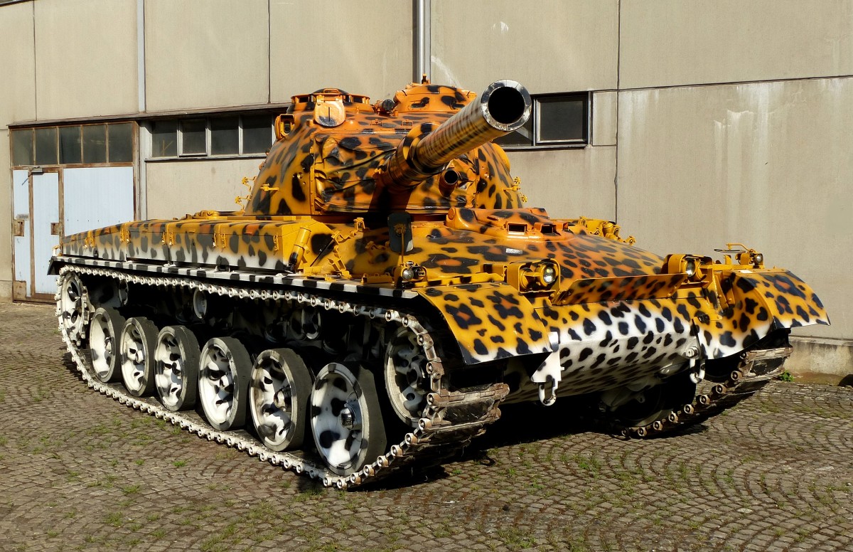 Schweizer Kampfpanzer 68, hier im  Leopardenfell , gesehen im Schweizerischen Militrmuseum Full, 04.07.2015