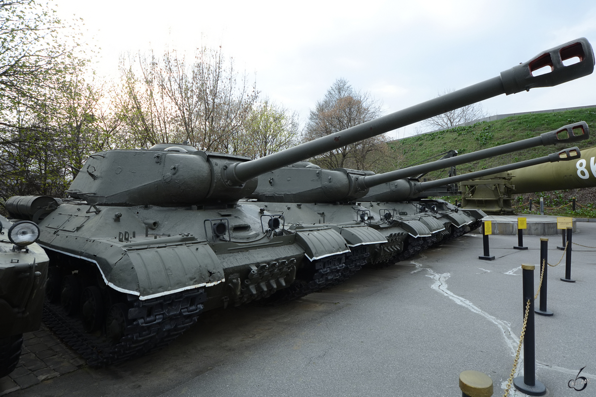 Schwere Kampfpanzer IS-2 & -3 im Nationalen Museum der Geschichte der Ukraine im 2. Weltkrieg. (Kiev, April 2016)