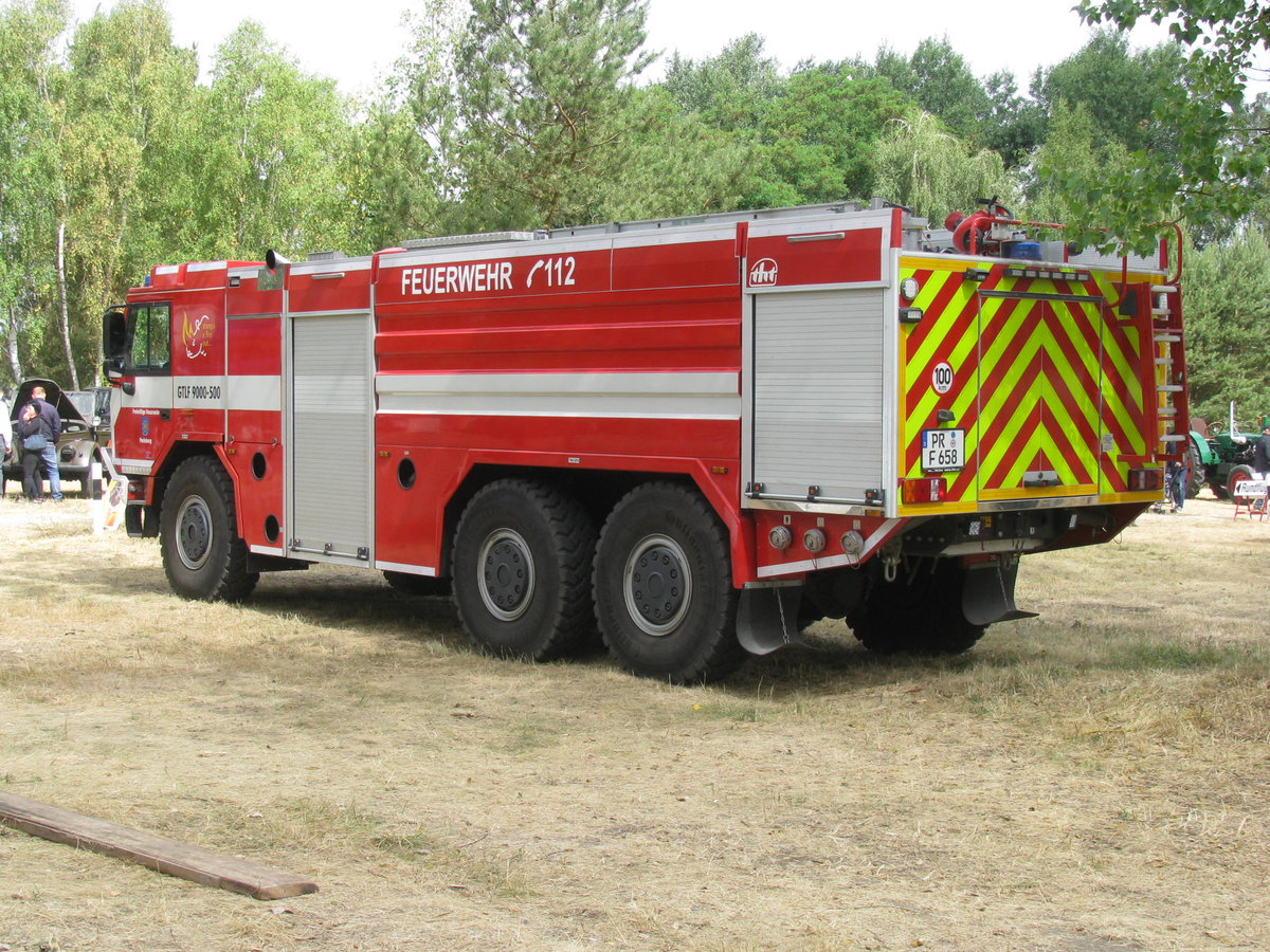 schweres Feuerwehrfahrzeug HASIČI/Tatra CAS 30-T 815-7 (Heckansicht) der Freiwilligen Feuerwehr Perleberg beim Oldtimer-Event. Perleberg [14.07.2018]