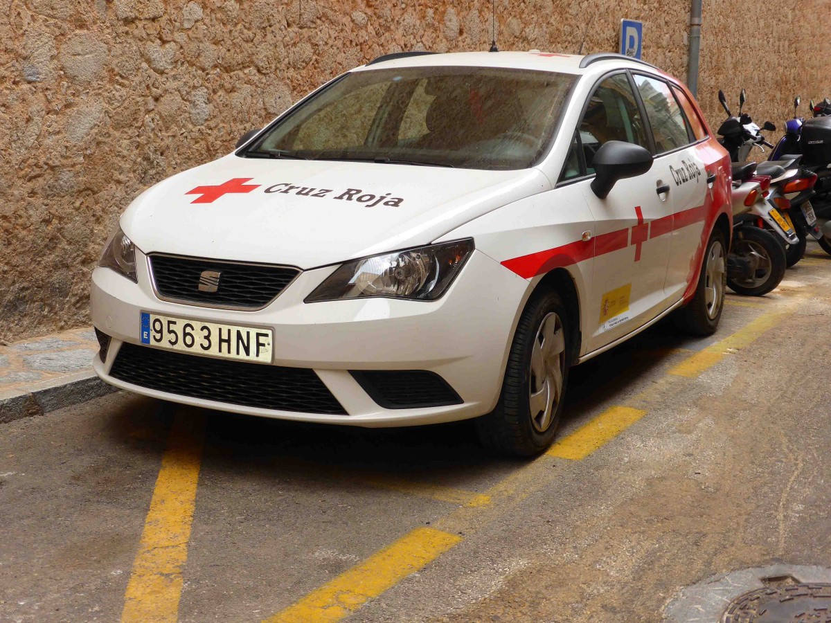 Seat von Cruz Roja steht in Soller/Mallorca im Mai 2014