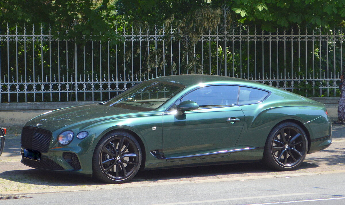 Seit 2021 ist das Luxus-Sportcoupé, der Bentley Continental GT Speed auf dem Markt, in der stärksten Version mit einer Leistung von 485 kW (659 PS), 17.06.21 Berlin Pankow. 