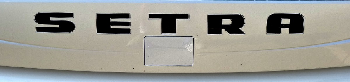 SETRA, Schriftzug an einer Busfront, steht fr  selbsttragend , eine Karosserieform fr Busse von Otto Ksbohrer 1951 entwickelt, die Firma in Neu-Ulm ist eine Marke der Daimler AG, April 2014