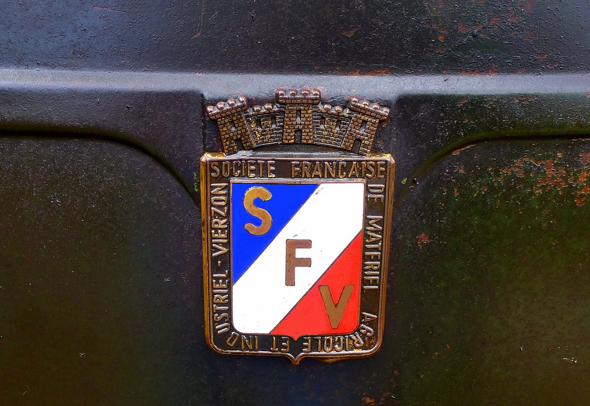 SFV Vierzon, Logo an einem Oldtimer-Traktor von 1954, die 1878 gegrndete Fabrik in Frankreich bestand bis 1964, Nov.2016