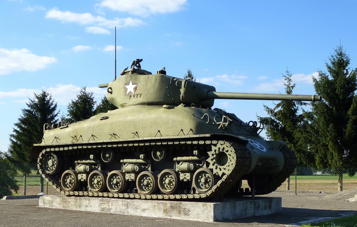 Sherman M4, US-amerikanischer Kampfpanzer des II.Weltkrieges, steht als Denkmal auf einem Bunker der Maginot-Linie in Hatten/Nordelsa, Sept.2015