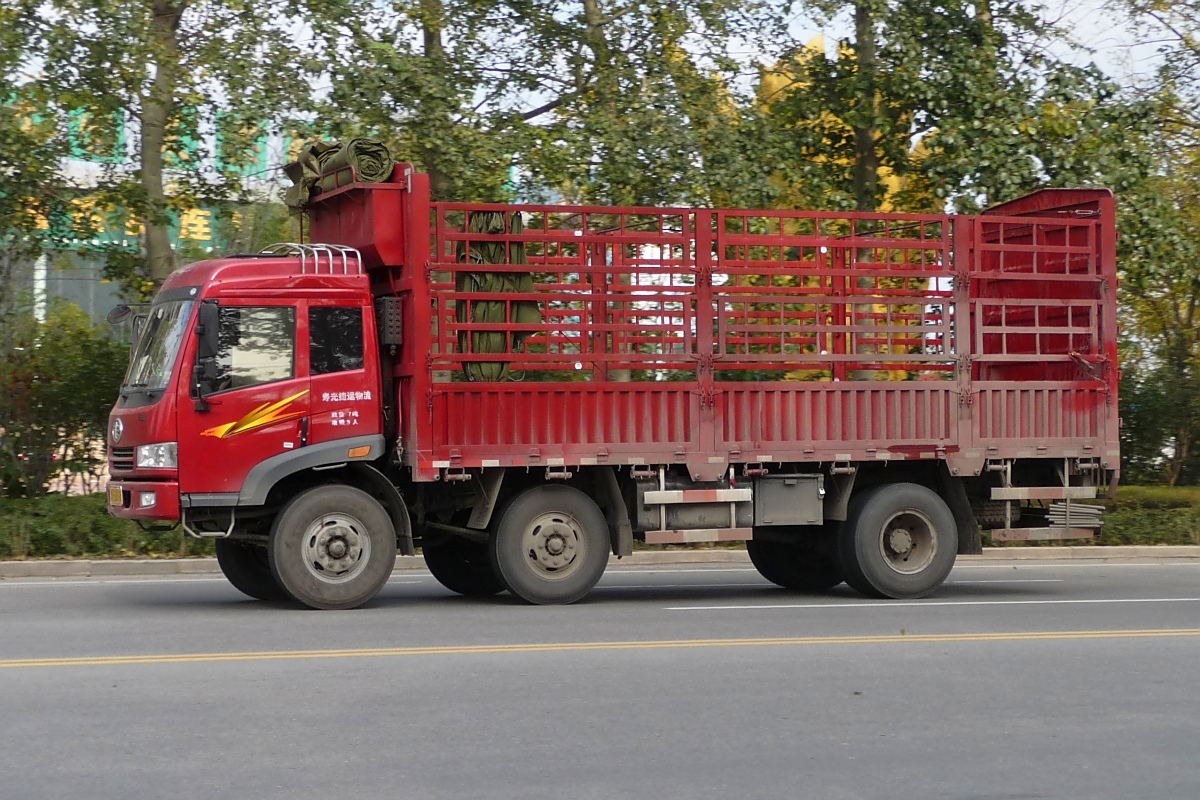 Sieht irgendwie aus, als wäre das Fahrgestell falsch herum zusammen gebaut worden...
FAW-LKW in Shouguang, 6.11.11 