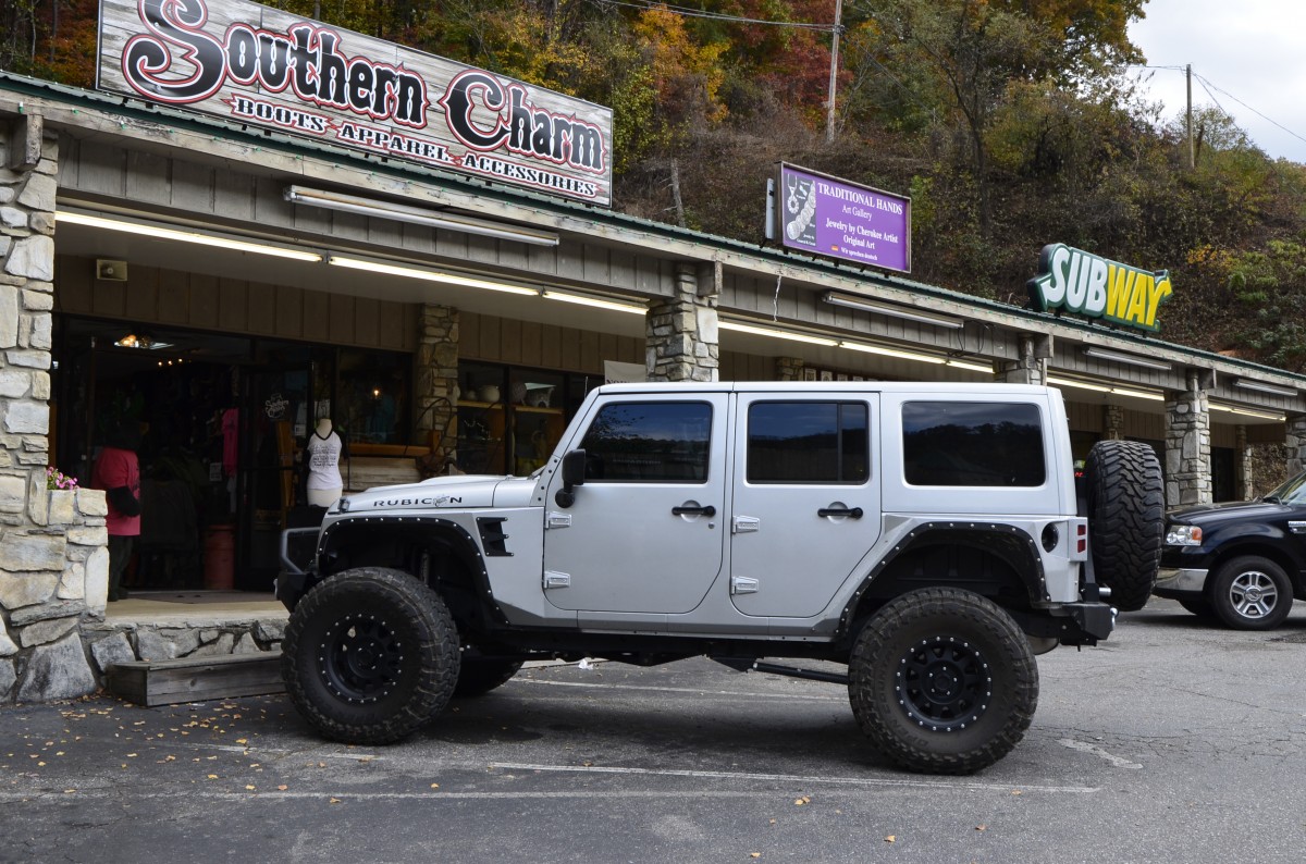 Silberner Jeep Rubicon in Cherokee am 30.10.2013. Cherokee ist eine Stadt im Swain County im Bundesstaat North Carolina im Südosten der USA, in der die östlichen Cherokee-Indianer ihren Hauptsitz haben. 