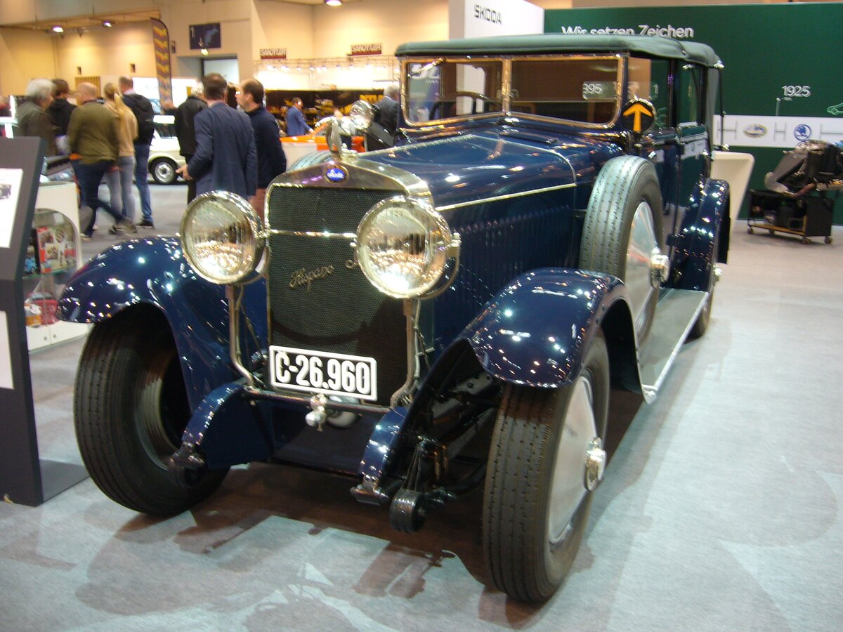 Skoda Hispano-Suiza 25/100 PS aus dem Jahr 1928. Zwischen 1926 und 1929 fertigte Skoda 100 Luxusfahrzeuge der schweizerisch/spanischen Luxusmarke Hispano-Suiza in Lizenz. Nicht zuletzt der lange Radstand von 3690 Millimetern sorgte für ein eindrucksvolles Erscheinungsbild des Fahrzeuges. Für standesgemäßen Vortrieb sorgt ein Sechszylinderreihenmotor mit einem Hubraum von 6597 cm³ und einer Leistung von 100 PS. Mit seiner Doppelzündungsanlage und seiner effizienten Bremsanlage erwies sich dieses  Dickschiff  als sehr zuverlässiges Auto. Techno Classica Essen am 13.04.2023.