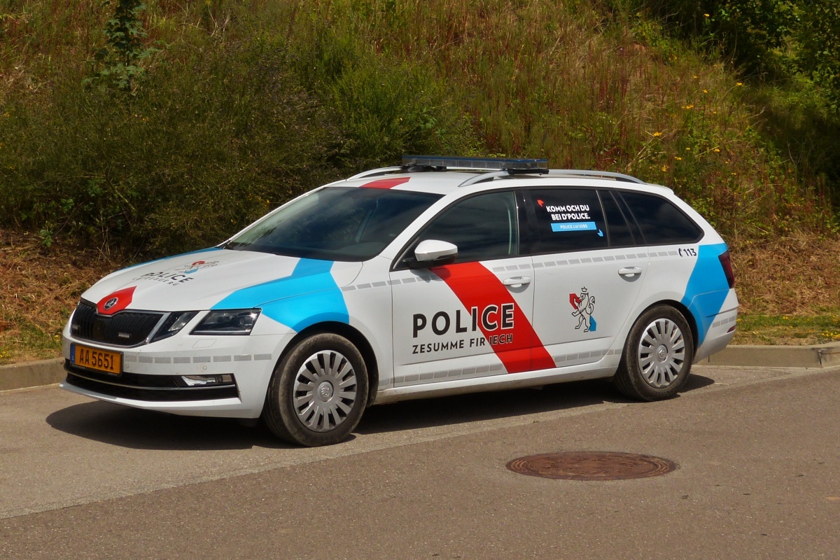 Skoda Octavia der luxemburgischen Polizei stand am Straßenrand. 07.2022