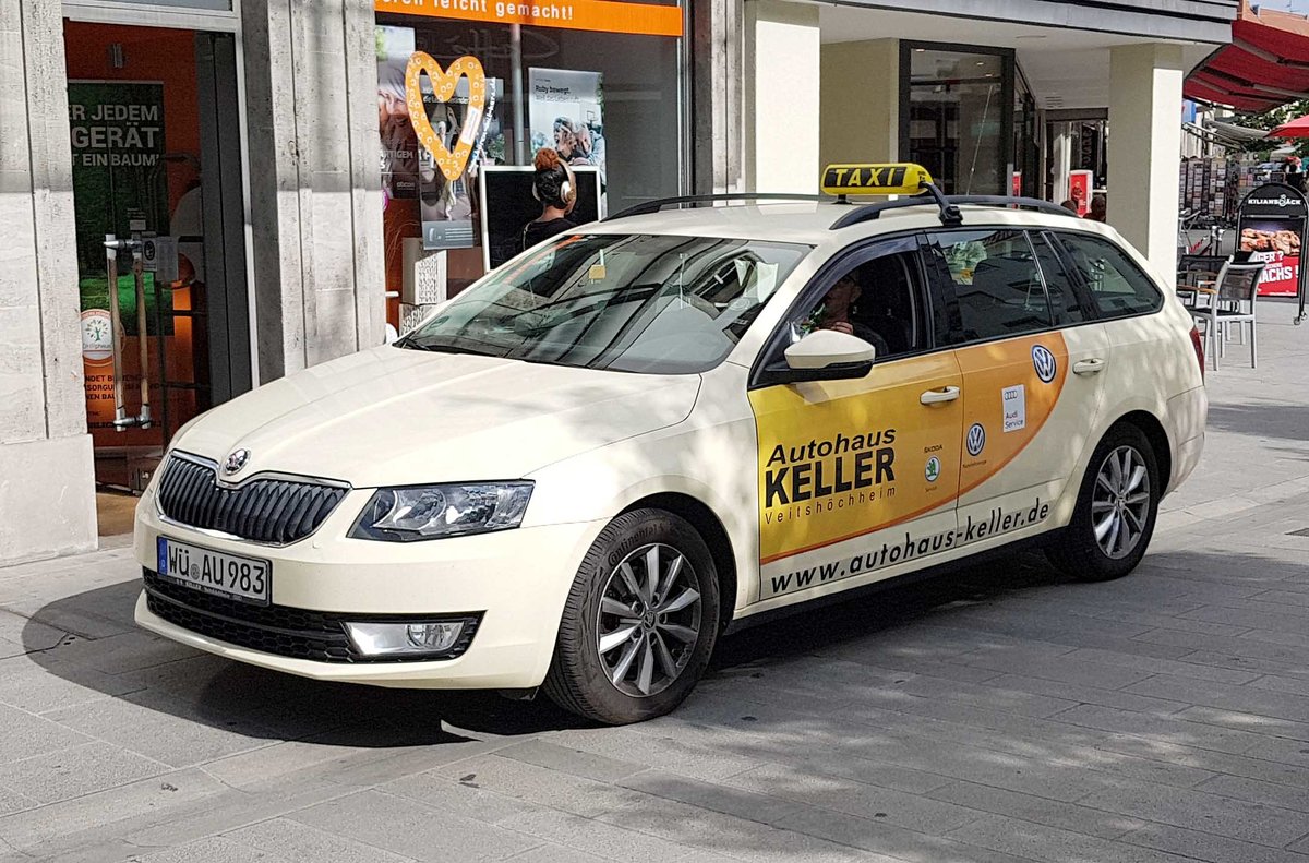=Skoda Oktavia als Taxi steht im September 2020 in Würzburg