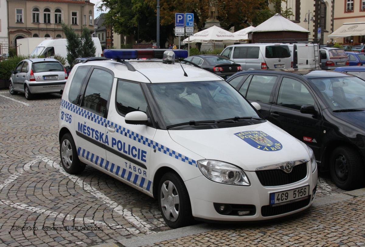 Skoda Roomster der Stadtpolizei Tabor am 27.8.2014 auf dem Marktplatz in Tabor.