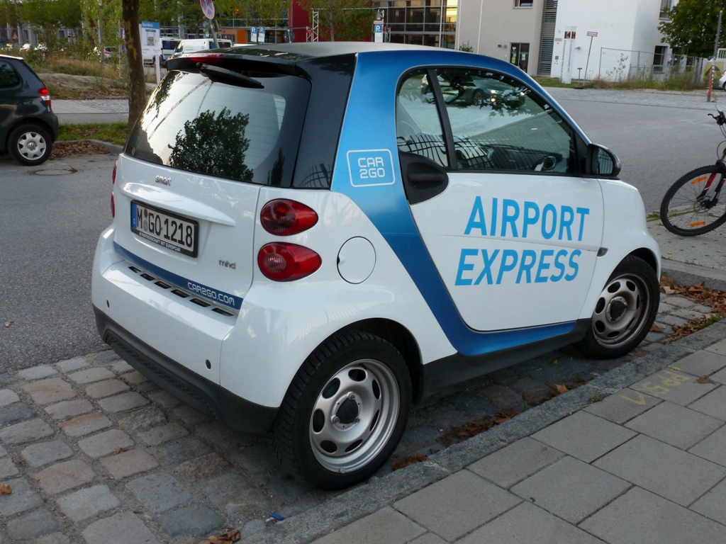 SMART for two  (A 451 2. Facelift) weiß blau CAR2GO AIRPORT EXPRESS 26,08,2015 Heckansicht