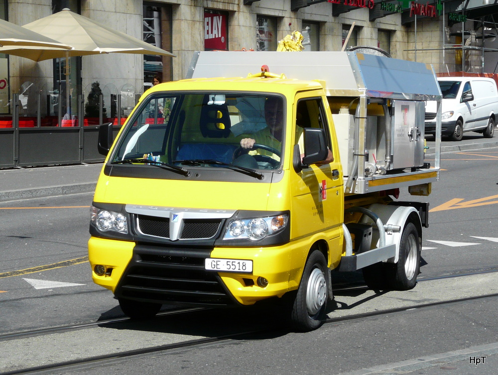 Stadt Genf - Piaggo Porter GE  5518 Mini Mllwagen unterwegs am 09.09.2013
