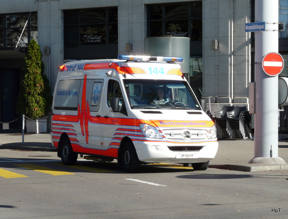 Stadt Zrich Mercedes Rettungswagen unterwegs in der Stadt Zrich am 18.10.2013