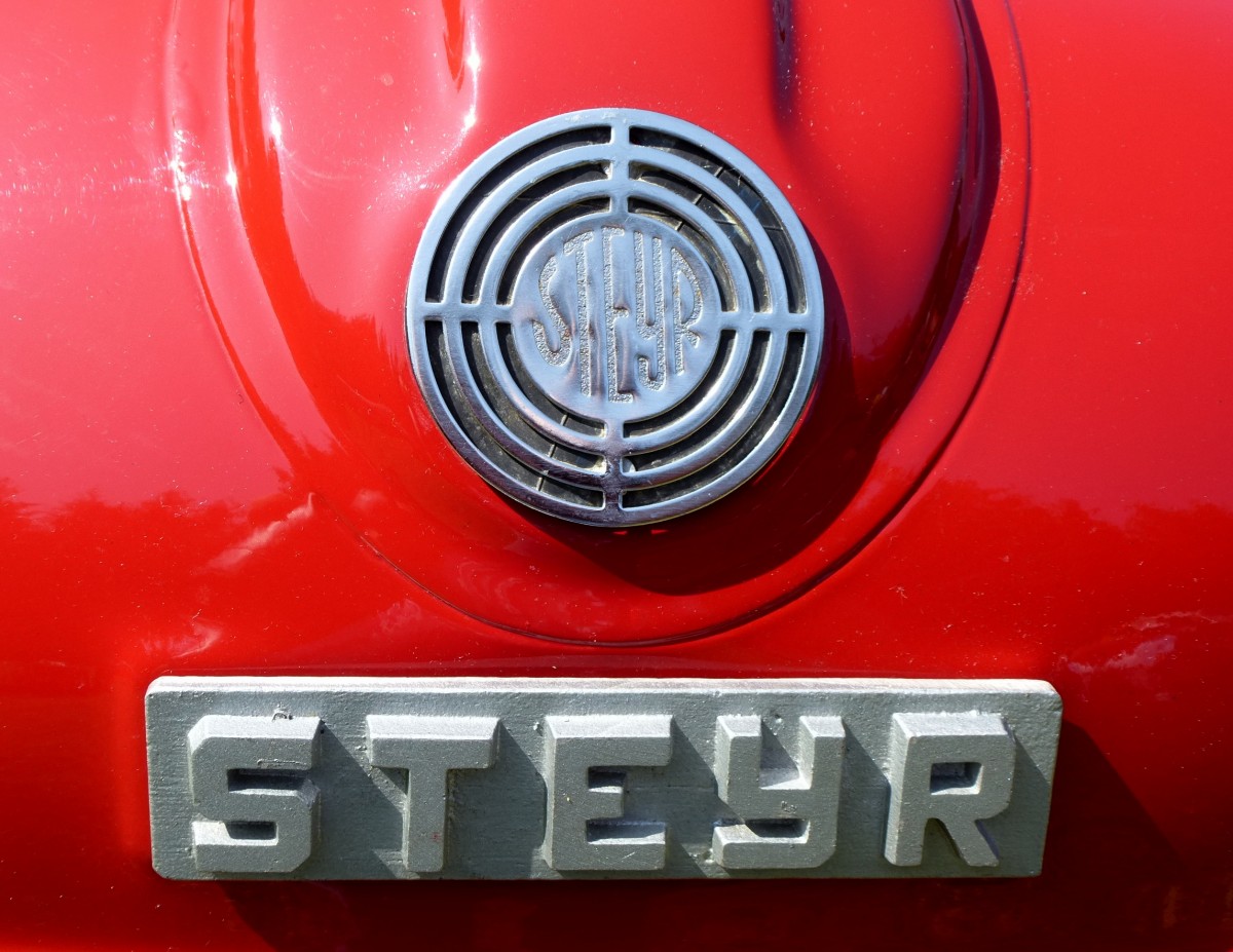 Steyr, Logo und Schriftzug am Khler eines Oldtimer-Traktors der sterreichischen Firma, Sept.2013