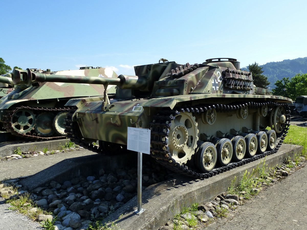 Sturmgeschtz III G, von dem deutschen Panzer wurden von 1940-45 ber 7000 Stck  gebaut, /,5cm Kanone, 300PS, Vmax.40Km/h, Panzermuseum Thun, Mai 2015