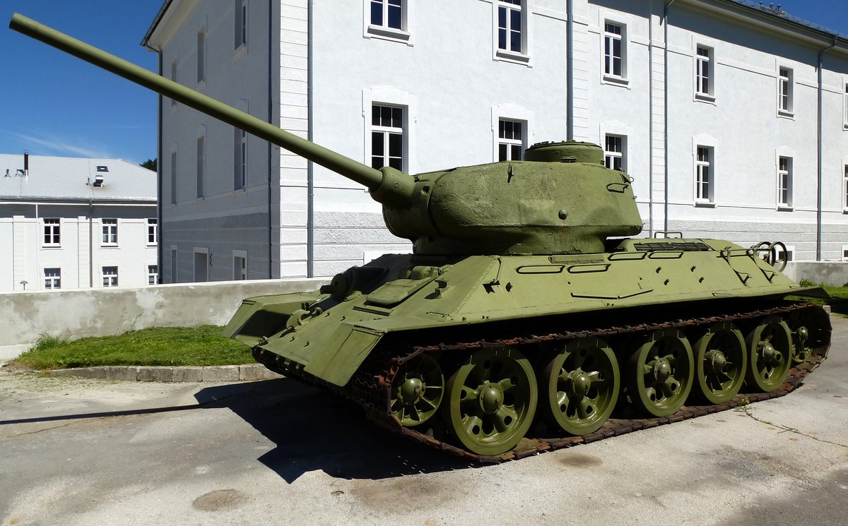 T-34, sowjetischer Kampfpanzer aus dem II.Weltkrieg, nach 1945 bei allen Armeen des Ostblocks eingesetzt, Militrmuseum Pivka, Juni 2016