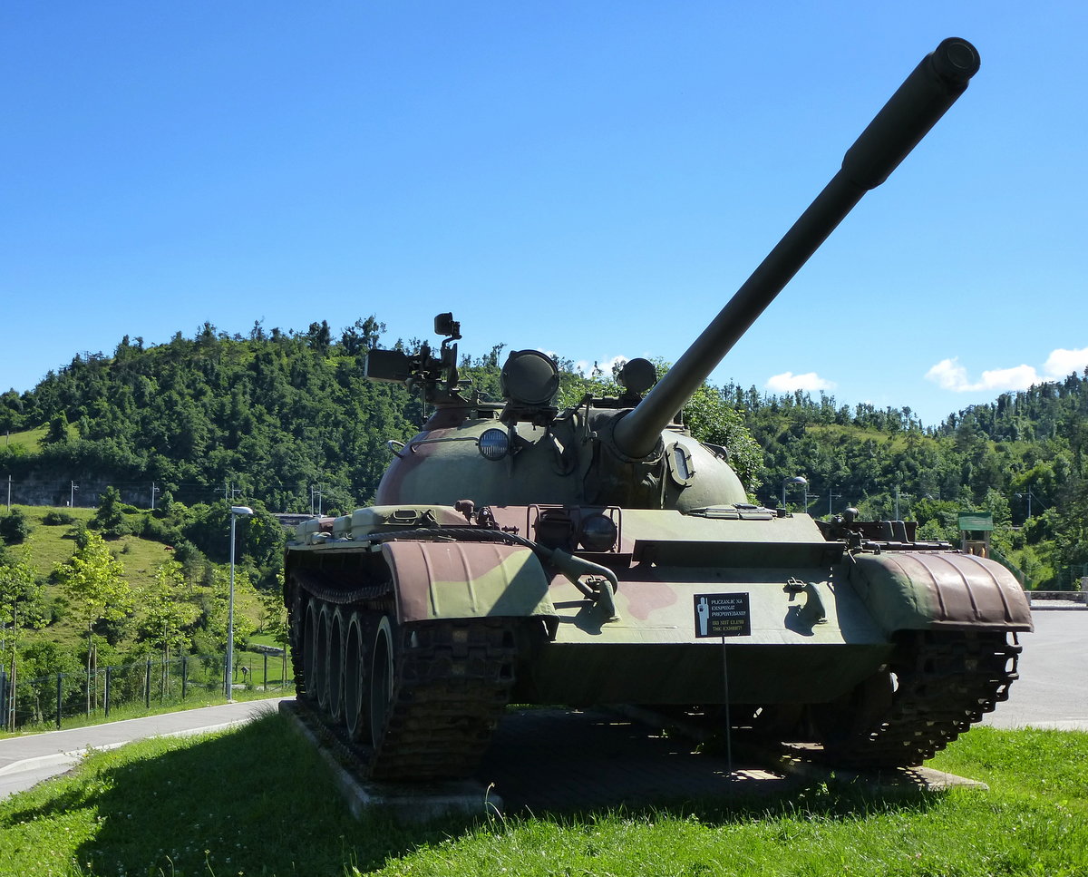 T-55, Frontansicht, steht im Eingangsbereich des Militrmuseums in Pivka, Juni 2016