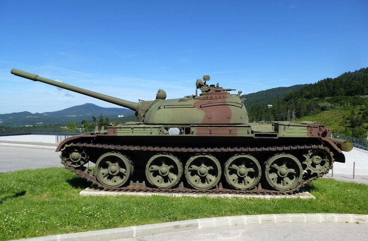 T-55, sowjetischer Kampfpanzer, auch eingesetzt bei der Jugoslawischen Volksarmee, hier im Eingangsbereich des Militrmuseums in Pivka, Juni 2016