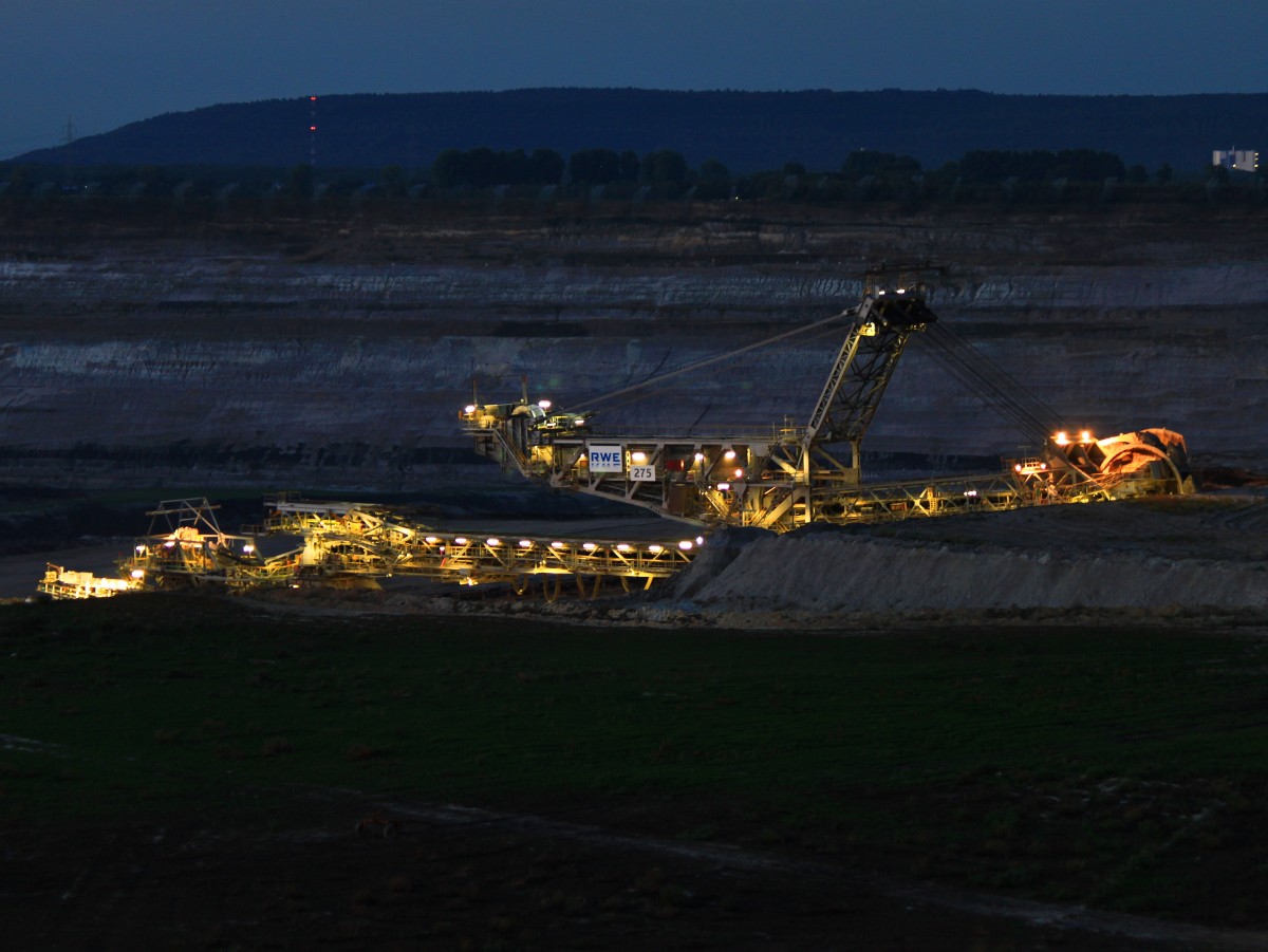 Tag und Nacht graben sich die Schaufelradbagger durch den Tagebau Inden und fressen sich durch die Landschaft um das Kraftwerk in Weisweiler mit Braunkohle zu fttern. Gesehen am Abend des 04.09.2013 vom Aussichtspunkt am Rand des Tagebaus.