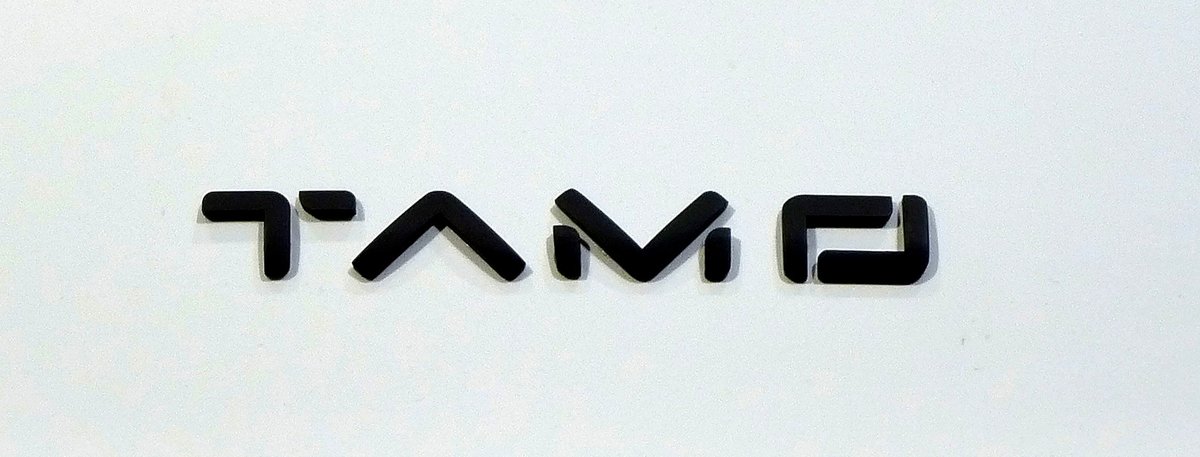 TAMO, Schriftzug auf der Khlerhaube eines Sportwagens des Industrieunternehmens TATA aus Indien, April 2017