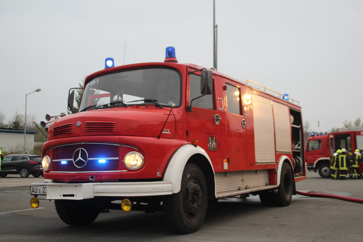 Tanklöschfahrzeug TLF 3000 auf Mercedes-Benz 1113 Kurzhauber der freiwilligen Feuerwehr Schneeberg, Löschzug Schneeberg bei einer Einsatzübung am 5. Mai 2017