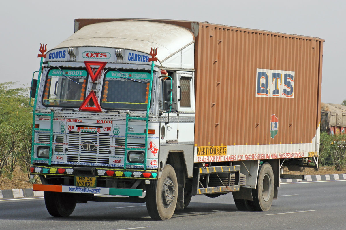 TATA 1613, 17.Februar 2017, Jaipur Kishangarh Expressway, Rajasthan, Indien.