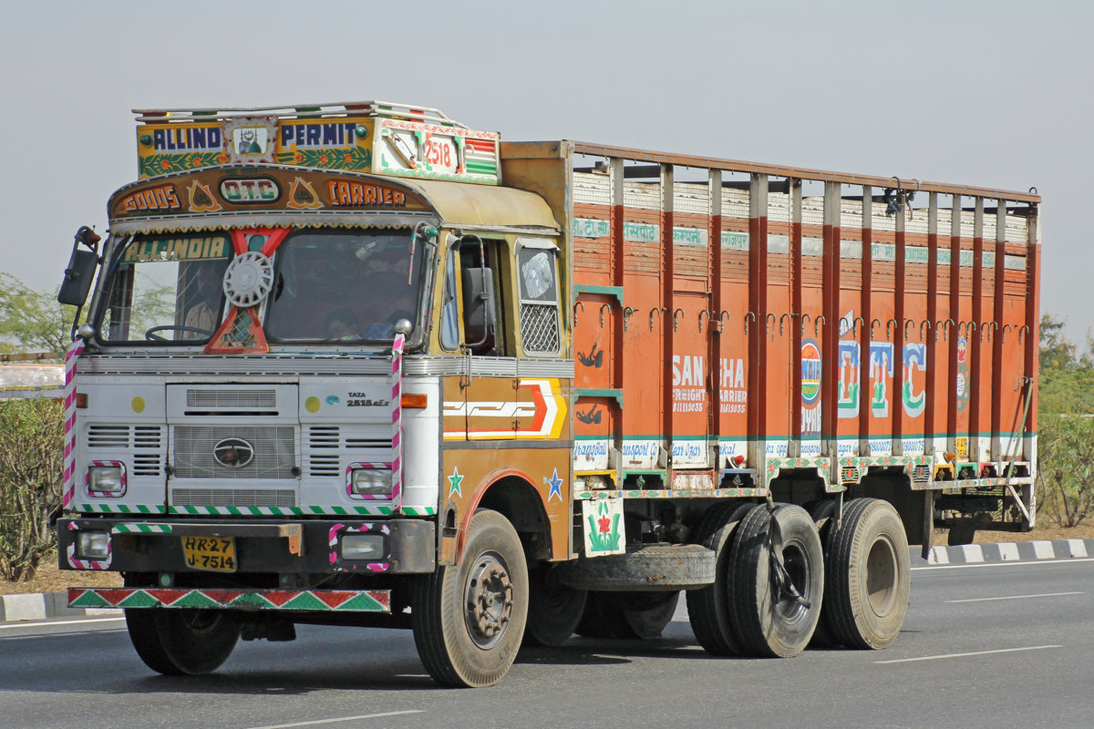 TATA 2515, 17.Februar 2017, Jaipur Kishangarh Expressway, Rajasthan, Indien.
