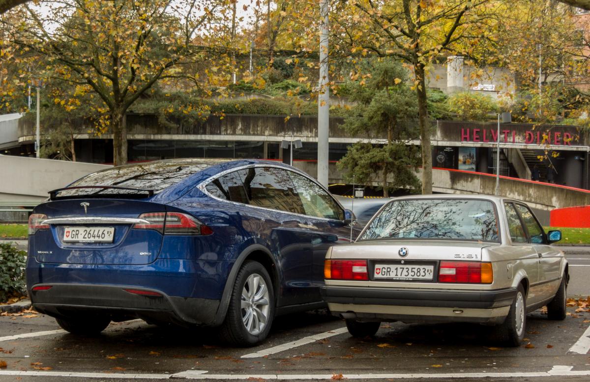 Tesla VS BMW Größenvergleich. Tesla Model X (Rückansicht). Neben dem BMW E30 sieht man richtig, wie riesengroß der neue Tesla ist. Foto: 12.11.2016.