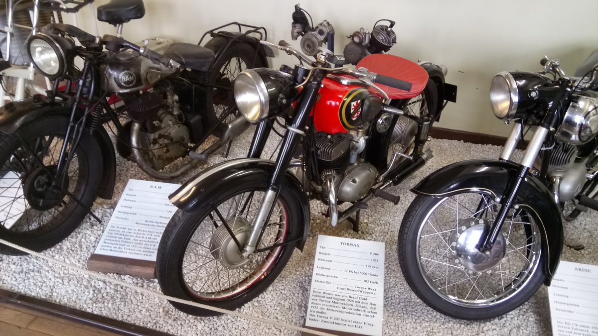 Tornax V200 von 1952. Die Tornax-Werke in Wuppertal begannen bereits 1948 wieder mit der Produktion von Motorrädern. Nach dem Krieg wurden in den Tornax-Motorrädern Einbaumotoren von ILO verbaut. Die abgelichtete V200 hat einen 1-Zylinderzweitaktmotor von ILO, der aus 
198 cm³ Hubraum 11 PS bei 5000 U/min. leistet. Motorradmuseum Ibbenbüren am 08.04.2017.