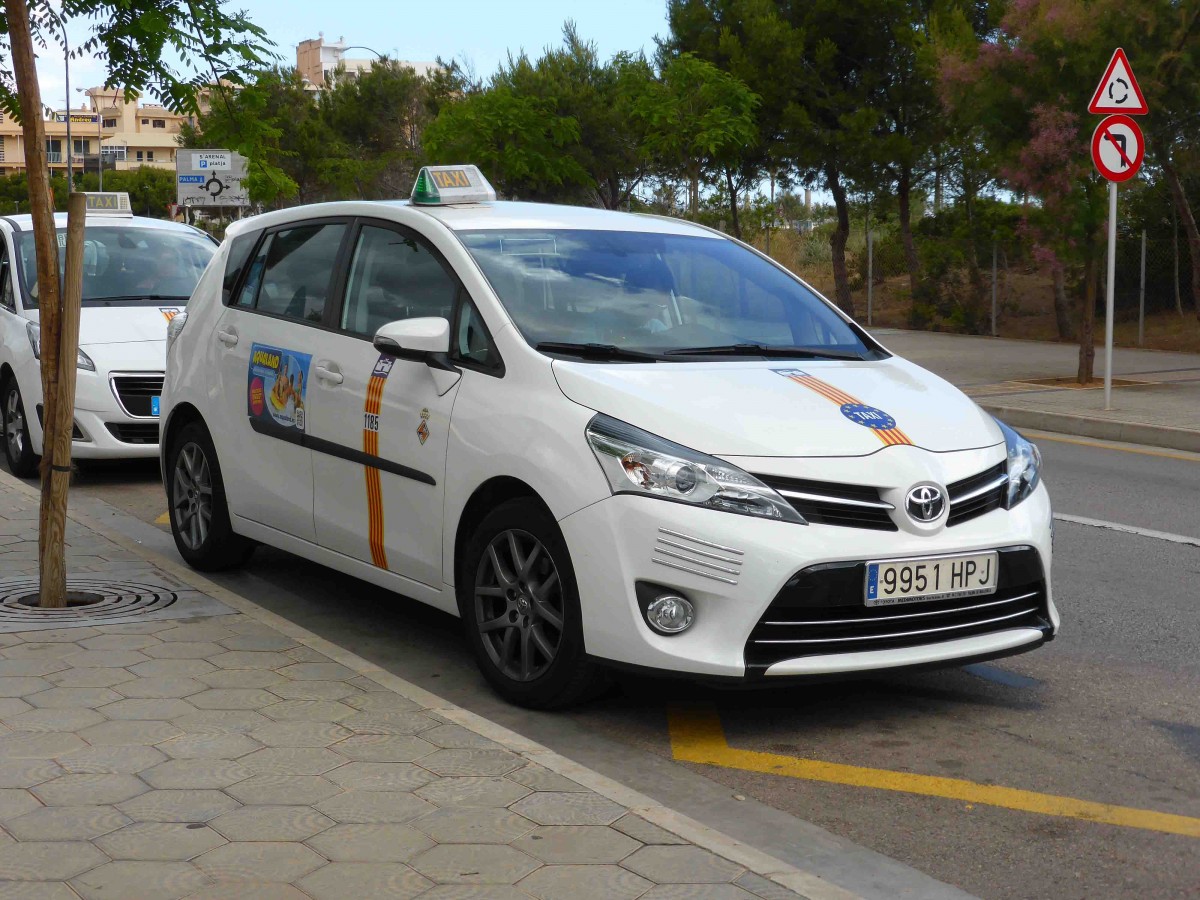 Toyota als Taxi vor dem Aquarium von Palma/Mallorca im Mai 2014