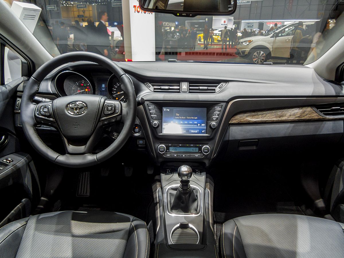 Toyota Avensis Interieur. Der Avensis hat einen Facelift fürs Modelljahr 2015 bekommen. (Autosalon Genf 2015)
