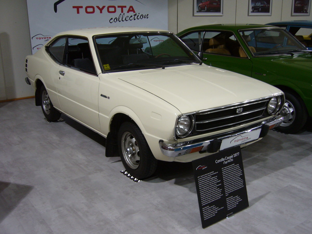 Toyota Corolla Coupe der Baureihe KE35. 1975 - 1979. Das abgelichtete Coupe stammt aus dem Baujahr 1977. Die in Europa verkauften Corolla Modelle waren mit etlichen 4-Zylinderreihenmotoren lieferbar. Der kleinste Motor hat einen Hubraum von 1166 cm³ und leistet 55 PS, während das stärkste Triebwerk einen Hubraum von 1588 cm³ mit 84 PS vorweisen kann. Toyota Collection Köln am 02.12.2017.