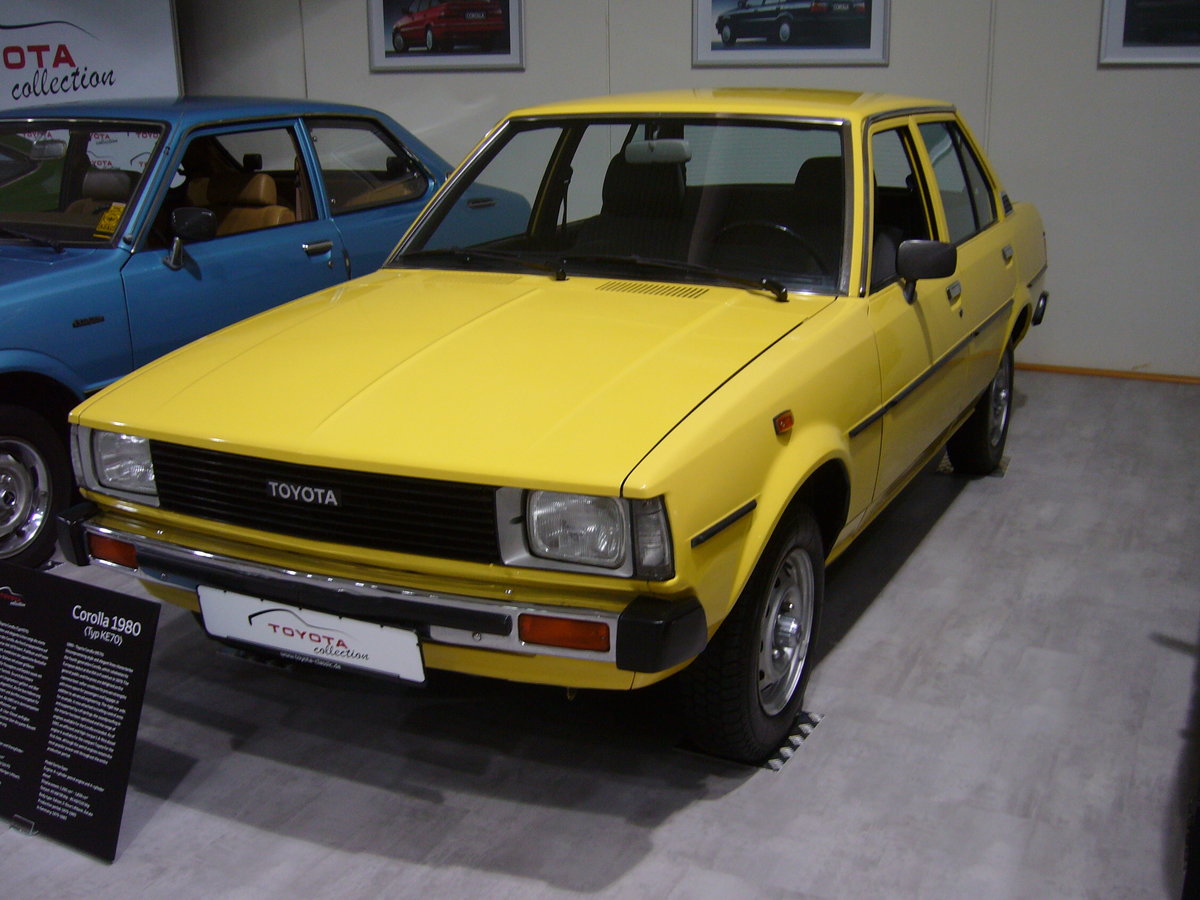 Toyota Corolla Limousine der Baureihe KE70. 1979 - 1983. Im September 1979 feierte die vierte Baureihe des Corolla auf der Frankfurter IAA seine Eropa-Premiere. Das neue Styling mit der abfallenden Motorhaube und der niedrigen Gürtellinie wirkte modern. Bei unveränderten Außenmaßen gegenüber dem Vorgängermodell wuchs der Innenraum um 6 cm. Standardmotorisierung war ein 4-Zylinderreihenmotor mit einem Hubraum von 1290 cm³ und 65 PS Leistung. Toyota Collection Köln am 02.12.2017.