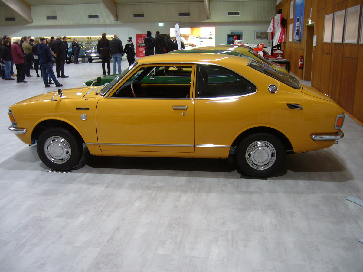 Toyota Corolla Sprinter Coupe der zweiten, KE25 genannten, Baureihe. 1971 - 1974. Die ersten Corolla der  neuen  Baureihe treffen Ende März 1971 in Deutschland ein. Es gibt die zwei- und viertürige Stufenhecklimousine und das Coupe Sprinter. Das Coupe war umfangreicher ausgestattet als die Limousine. Der 4-Zylinderreihenmotor hat einen Hubraum von 1166 cm³ und beschleunigt den  Sprinter  mit seinen 58 PS auf 147 km/h. Toyota Collection Köln am 02.12.2017.