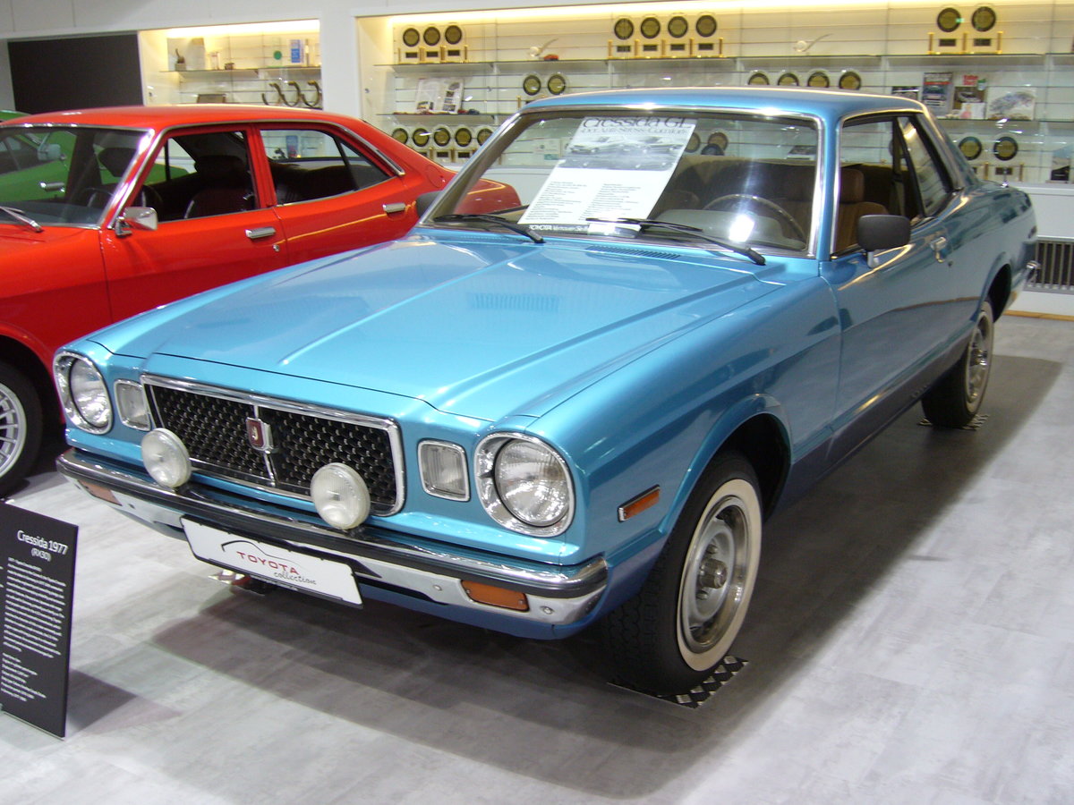 Toyota Cressida Coupe. 1977 - 1981. Die Baureihe RX debütierte 1977 als Nachfolger des Corona II. Mit konservativer Technik und unaufgeregtem Design, aber beispielhafter Zuverlässigkeit und umfassender Komfortausstattung gefällt die geräumige japanische Mittelklasse vor allem als Familienfahrzeug. Neben dem abgelichteten Coupe, ist der Cressida als viertürige Limousine und fünftüriges Kombimodell lieferbar. Der 4-Zylinderreihenmotor hat einen Hubraum von 1967 cm³ und leistet 90 PS. Die Höchstgeschwindigkeit liegt bei 160 km/h. Toyota Collection in Köln am 02.12.2017.
