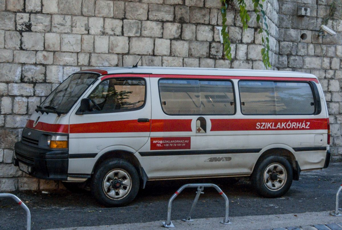 Toyota HiAce, ehemaliger Krankentransport, macht aktuell Werbung főr das Felsenkrankenhaus (Musem) in Budapest. Aufnahmezeit: 28.08.2016