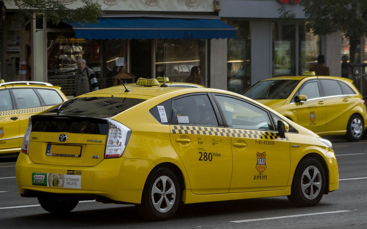 Toyota Prius als Taxi in Budapest, aufgenommen am 31.10.2015.