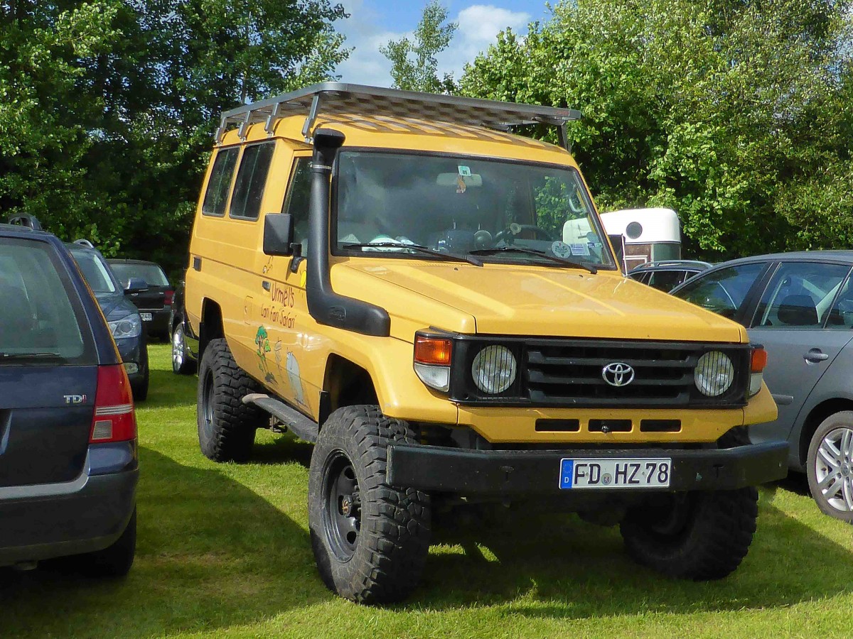 Toyota von Urmels Lari Fari Safari, gesehen bei der Kreistierschau des LK Fulda in Petersberg-Melzdorf, Juni 2014,  