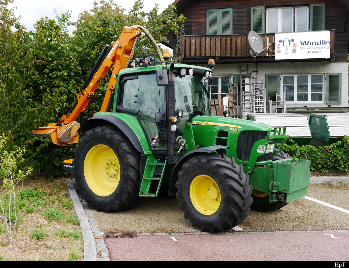 Traktor / John Deere 6430  VS 379443 abgestellt auf Parkplatz beim Bahnhof Prattelen am 21.07.2018