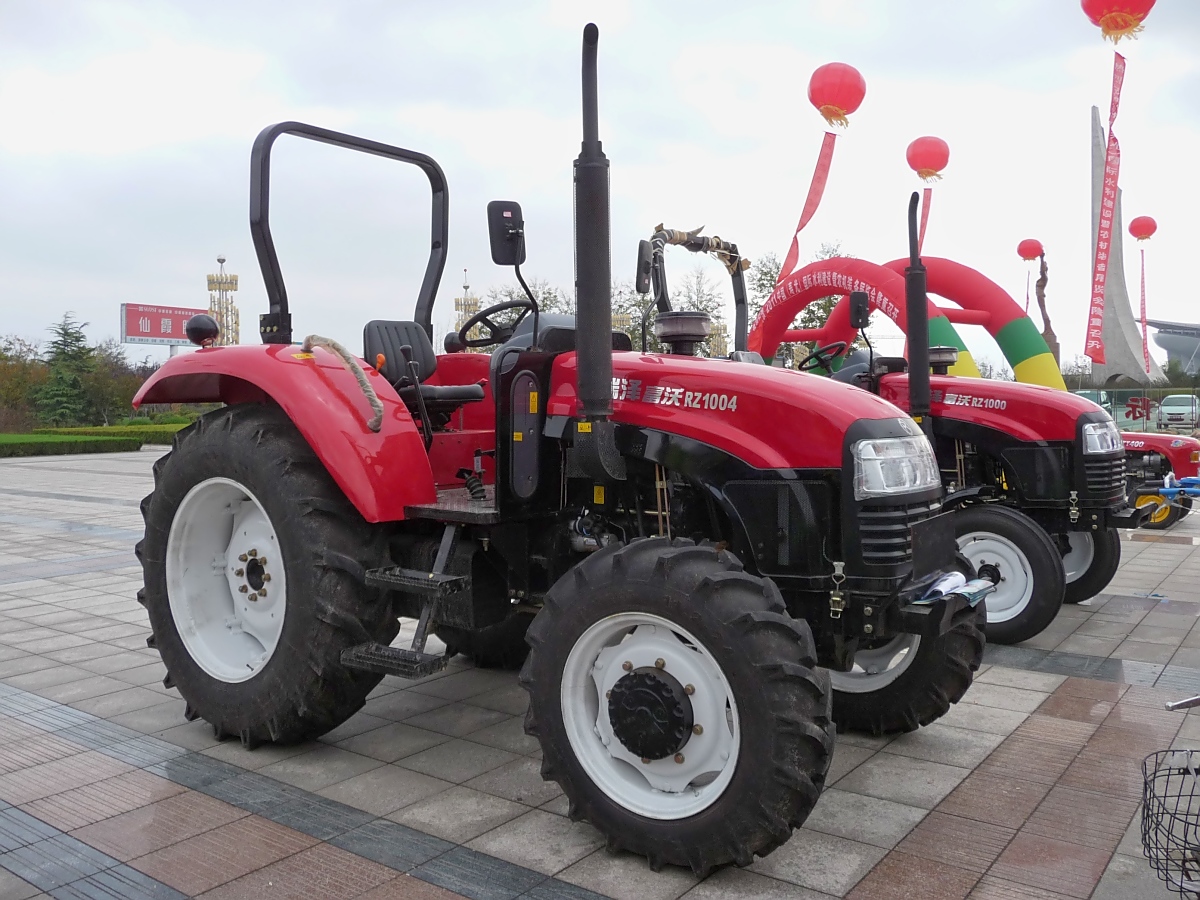 Traktor RZ1004, ausgestellt auf der  China WCAM 2011  in Shouguang, 6.11.11

Technische Daten:
1 Engine: LR4M3Z(73.5kw/2300 r/min)
2 Drive Type :4*4
3 Hydraulic steering
4 PTO power/speed 62.5kw/760/850 r/min
5 Hydraulic output
