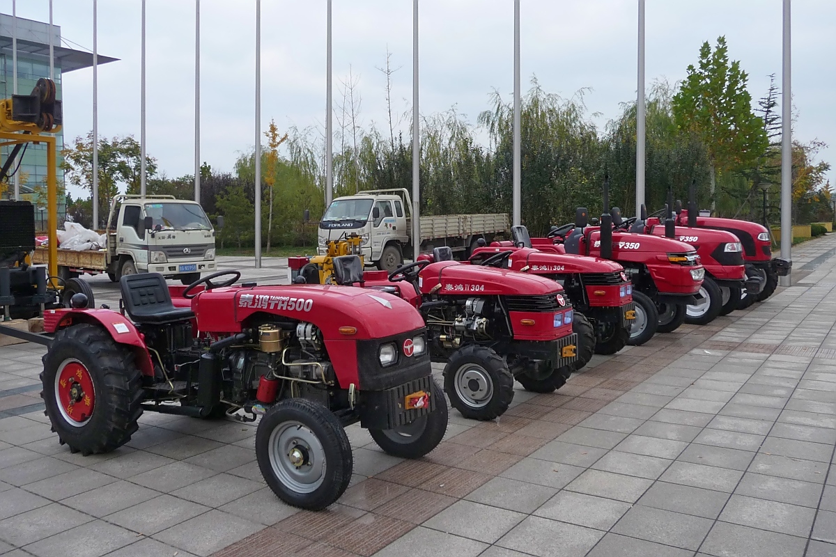 Traktoren in jeder gewnschten Gre bietet Waifang Taihong Tractor an, ausgestellt auf der  China WCAM 2011  in Shouguang, 6.11.11 

Technische Daten zum TH500:
Drive type: 2WD
Overall size: 3510X1590X2020mm
Rated traction: 8500N
Dry mass: 1850kg
Front wheel tread: 1280-1300mm
Rear wheel tread: 1300-1500mm
Wheel base: 1960mm
Tire Size: 5.50-16/11.2-28
Min. ground clearance: 396mm
Engine: Vertical type, water circulation cooling, four stroke,
Model: 4100BT
Bore X Stroke: 90X105mm
Rated power: 29.4kw
Rated rev. 2400rpm
Transmission box: mechanic compound type
Gear shifts: (4+1)X2
Forward Speed: 2.13-29.53km/h
Steering system: mechanic steering
Clutch: Dry friction, single stage, single plate, constant contact
PTO: Rear mounted, non-independent type, rev: 540/720, 540/1000 or 720/1000 optional
Max PTO power: 27.3kw
Max. lifting capacity: 6620N
Post mounted Tri-point hitch, category I
Lifter Tillage Depth Control Method: Draft and position control