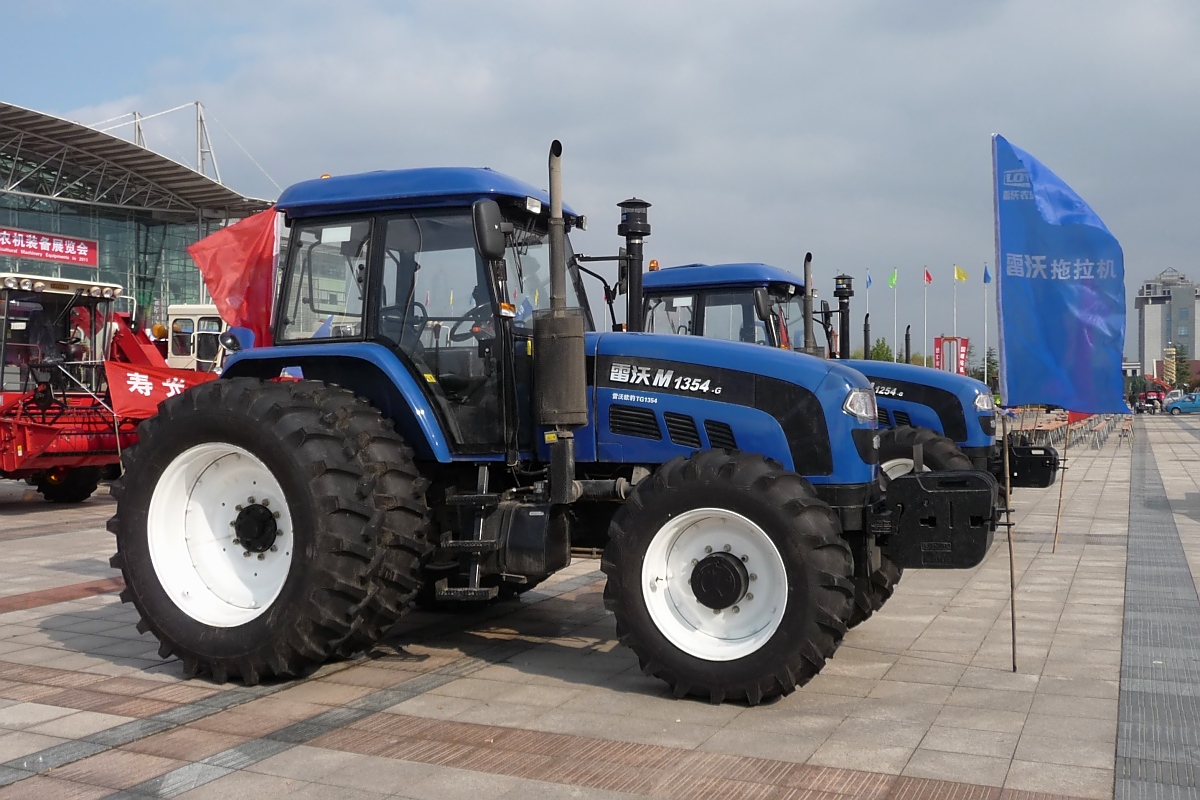Traktoren M1354 und M1254 von Foton LOVOL, ausgestellt auf der  China WCAM 2011  in Shouguang, 6.11.11 