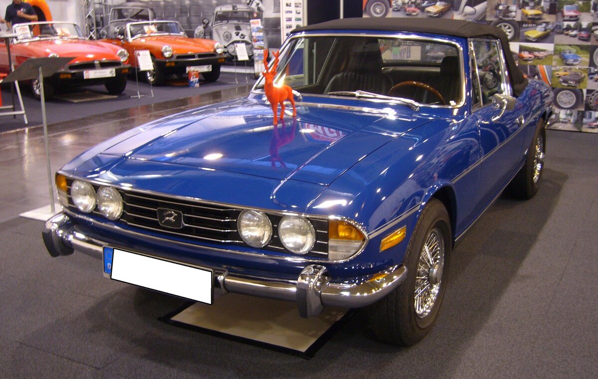Triumph Stag MK2 aus dem Jahr 1975 im Farbton sapphire blue. Gebaut wurde der Stag von 1970 bis 1977. Triumph verkaufte während der gesamten Produktionszeit genau 25.877 Fahrzeuge dieses Typs. Der V8-Motor hat einen Hubraum von 2997 cm³ und leistet 148 PS. Die Höchstgeschwindigkeit wurde mit 193 km/h angegeben. Techno Classica Essen am 05.04.2024.