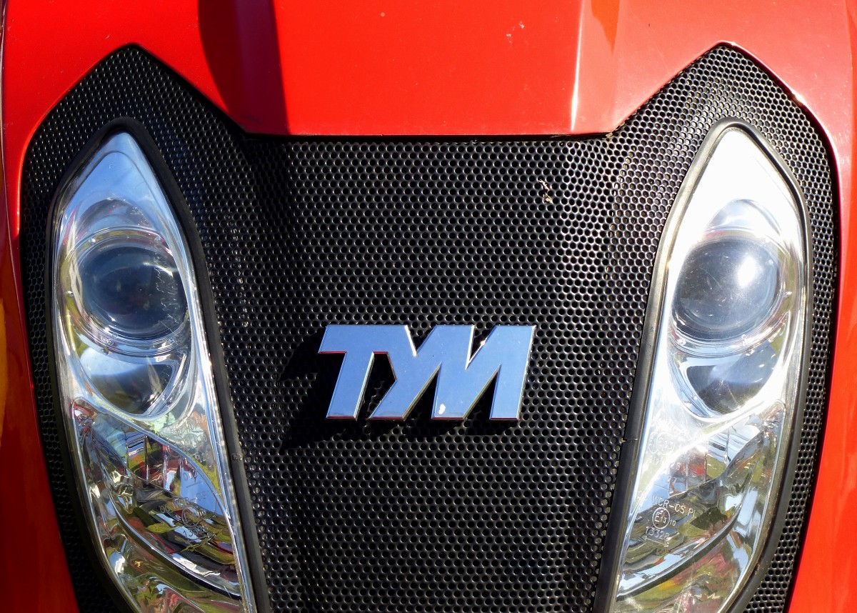 TYM, Schriftzeichen an der Khlerfront eines modernen Kleintraktors aus Sdkorea, Dez.2015
