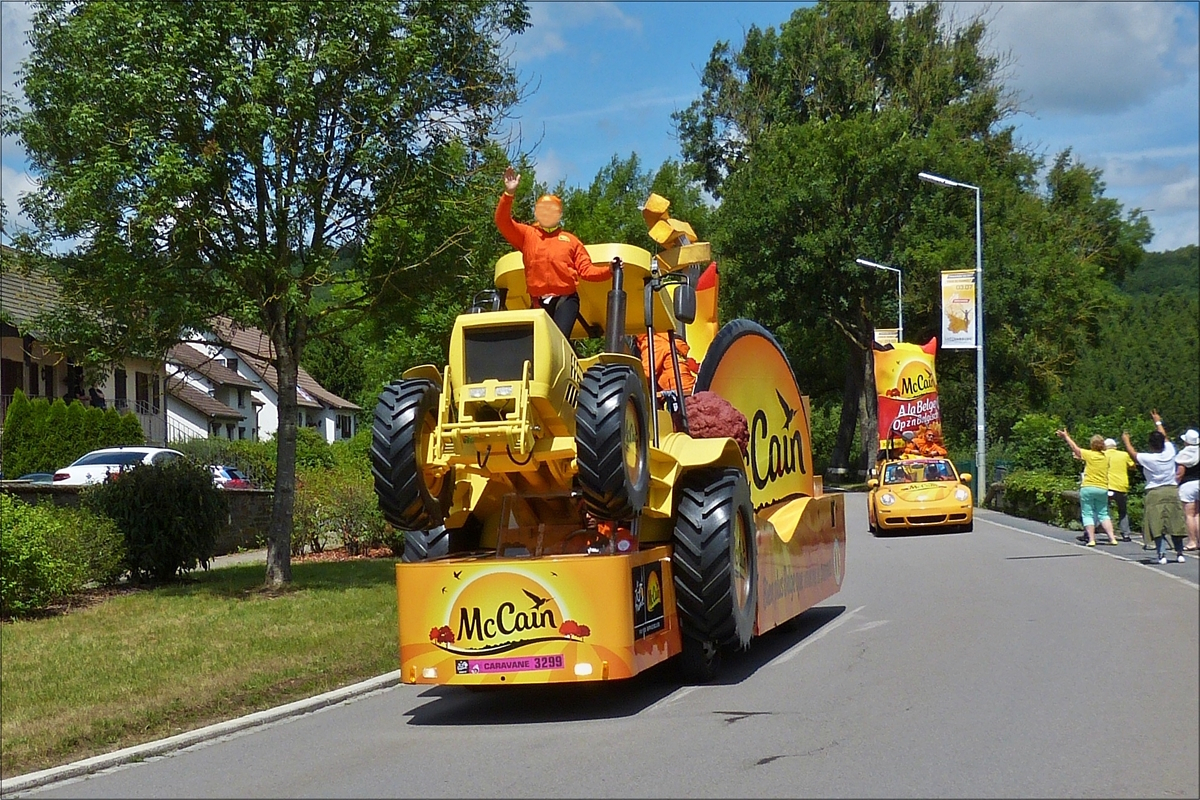 Umgebautes Nutzfahrzeug als Werbefahrzeug in der Caravane du Tour auf den Straßen durch Luxemburg unterwegs.  03.07.2017